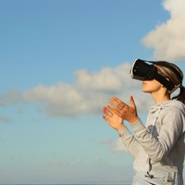 Etik og teknologi virtual reality kvinde står under blå himmel