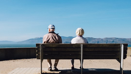 Ældre ægtepar sidder på en bænk